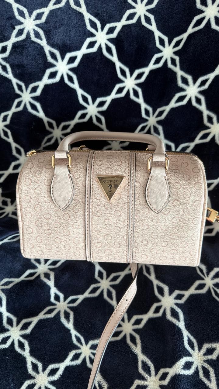 Bolsa de mano tipo bowling Guess con monograma